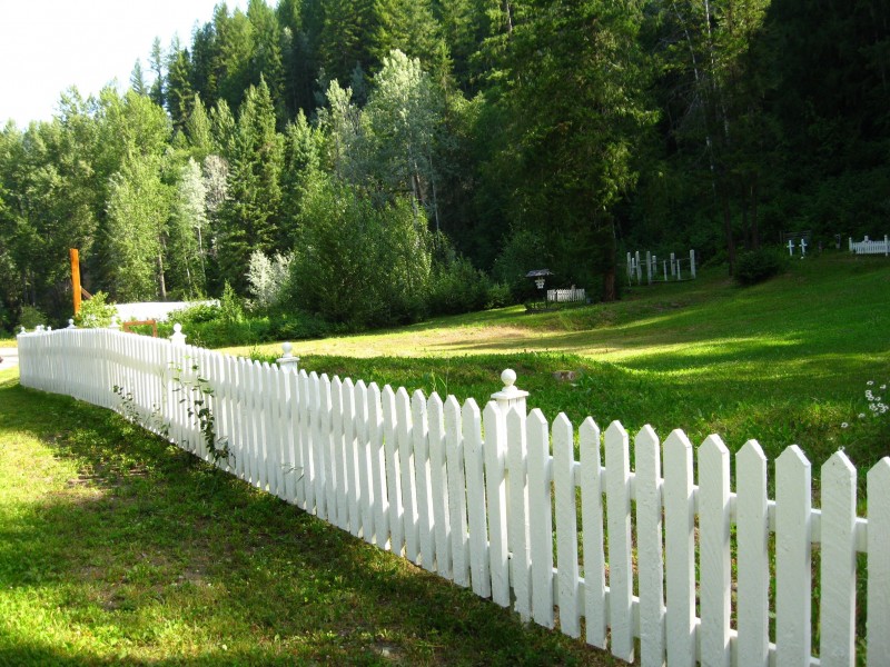 A Fence Contractor in Moreno Valley Adds The Fencing of Your Choice to the Property
