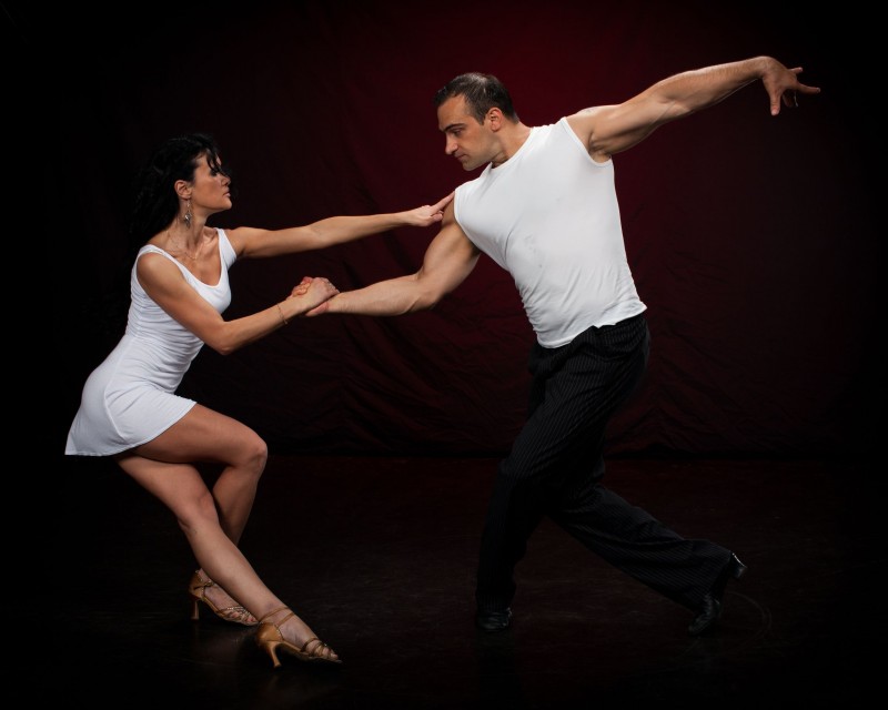 Why Taking a Few West Coast Swing Dance Lessons in Atascocita TX Makes Sense