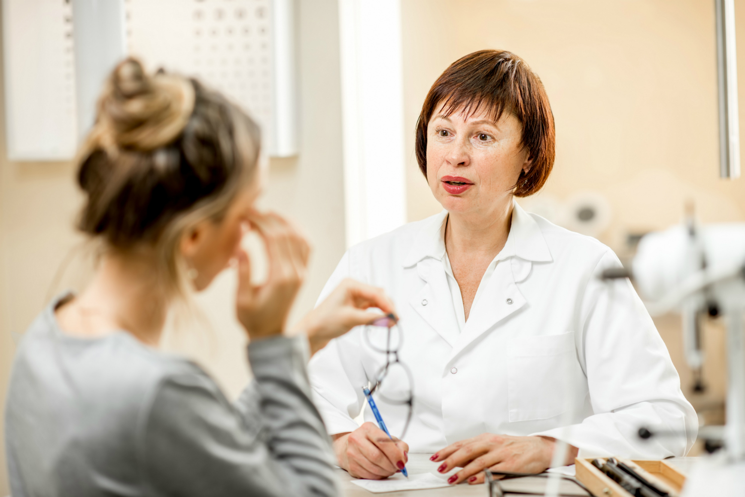 DOs and DON’Ts in Choosing a LASIK Eye Surgeon